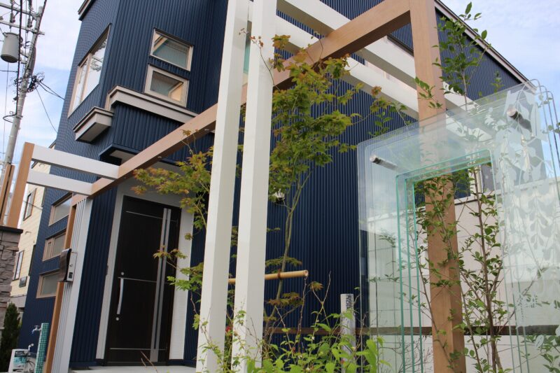 建物を引き立てるスタイリッシュなプライベートガーデン 札幌市豊平区